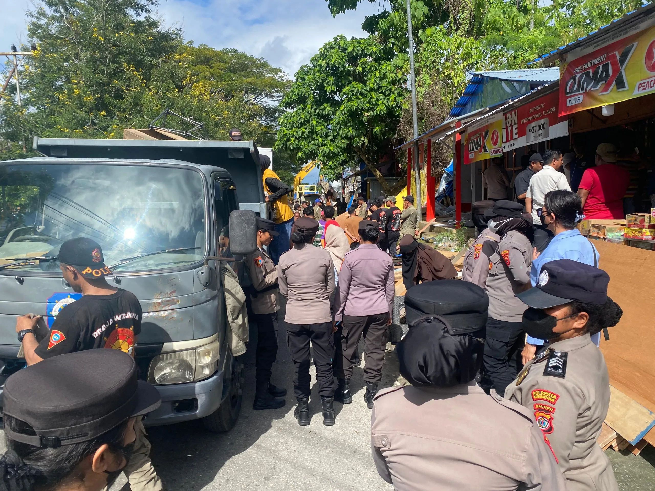 Belasan Kios & Lapak di Poka Dibongkar