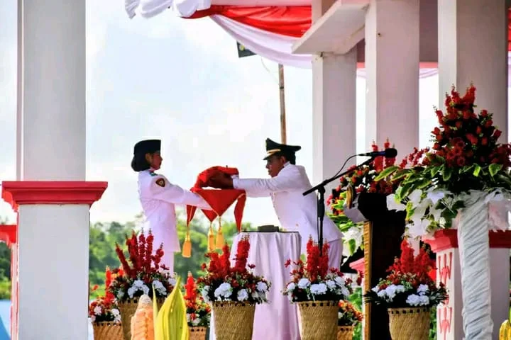 Bupati Noach Pimpin Upacara HUT RI ke - 81 di Lapangan Kalwedo