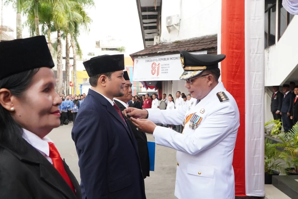 HUT RI ke-81, Tiga ASN Pemkot Ambon Terima Satyalencana Karya Satya